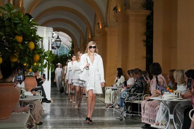 CHANEL Cruise Lago di Como 2025 2026 Runway A model walks the runway at the Chanel Cruise 2025 fashion show at Villa D Este on April 29, 2025 in Como, Italy Photo by Lucia Sabatelli Bestimage Como Italie  Copyright: xLuciaxSabatellix xBestimagexLuciaxSabatellix xBestimagex