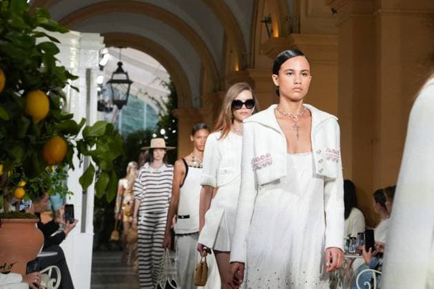 CHANEL Cruise Lago di Como 2025 2026 Runway A model walks the runway at the Chanel Cruise 2025 fashion show at Villa D Este on April 29, 2025 in Como, Italy Photo by Lucia Sabatelli Bestimage Como Italie  Copyright: xLuciaxSabatellix xBestimagexLuciaxSabatellix xBestimagex
