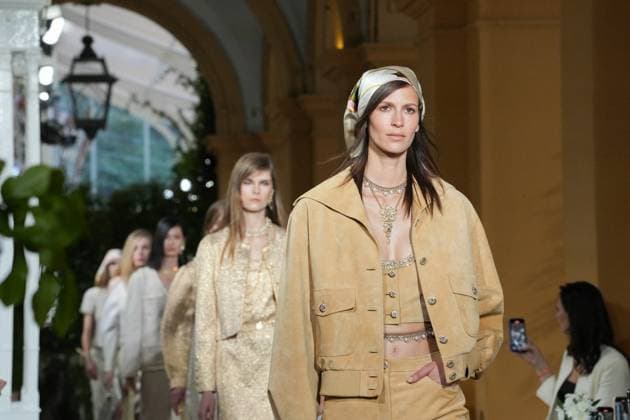 CHANEL Cruise Lago di Como 2025 2026 Runway A model walks the runway at the Chanel Cruise 2025 fashion show at Villa D Este on April 29, 2025 in Como, Italy Photo by Lucia Sabatelli Bestimage Como Italie  Copyright: xLuciaxSabatellix xBestimagexLuciaxSabatellix xBestimagex