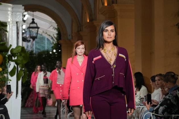 CHANEL Cruise Lago di Como 2025 2026 Runway A model walks the runway at the Chanel Cruise 2025 fashion show at Villa D Este on April 29, 2025 in Como, Italy Photo by Lucia Sabatelli Bestimage Como Italie  Copyright: xLuciaxSabatellix xBestimagexLuciaxSabatellix xBestimagex