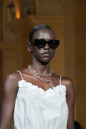 CHANEL Cruise Lago di Como 2025 2026 Runway A model walks the runway at the Chanel Cruise 2025 fashion show at Villa D Este on April 29, 2025 in Como, Italy Photo by Lucia Sabatelli Bestimage Como Italie  Copyright: xLuciaxSabatellix xBestimagexLuciaxSabatellix xBestimagex