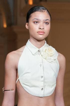 CHANEL Cruise Lago di Como 2025 2026 Runway A model walks the runway at the Chanel Cruise 2025 fashion show at Villa D Este on April 29, 2025 in Como, Italy Photo by Lucia Sabatelli Bestimage Como Italie  Copyright: xLuciaxSabatellix xBestimagexLuciaxSabatellix xBestimagex