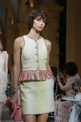 CHANEL Cruise Lago di Como 2025 2026 Runway A model walks the runway at the Chanel Cruise 2025 fashion show at Villa D Este on April 29, 2025 in Como, Italy Photo by Lucia Sabatelli Bestimage Como Italie  Copyright: xLuciaxSabatellix xBestimagexLuciaxSabatellix xBestimagex