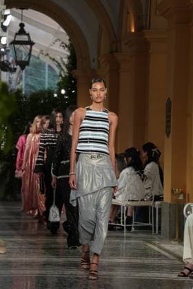 CHANEL Cruise Lago di Como 2025 2026 Runway A model walks the runway at the Chanel Cruise 2025 fashion show at Villa D Este on April 29, 2025 in Como, Italy Photo by Lucia Sabatelli Bestimage Como Italie  Copyright: xLuciaxSabatellix xBestimagexLuciaxSabatellix xBestimagex