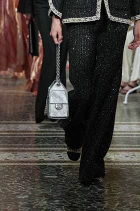 CHANEL Cruise Lago di Como 2025 2026 Runway A model walks the runway at the Chanel Cruise 2025 fashion show at Villa D Este on April 29, 2025 in Como, Italy Photo by Lucia Sabatelli Bestimage Como Italie  Copyright: xLuciaxSabatellix xBestimagexLuciaxSabatellix xBestimagex
