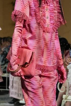 CHANEL Cruise Lago di Como 2025 2026 Runway A model walks the runway at the Chanel Cruise 2025 fashion show at Villa D Este on April 29, 2025 in Como, Italy Photo by Lucia Sabatelli Bestimage Como Italie  Copyright: xLuciaxSabatellix xBestimagexLuciaxSabatellix xBestimagex