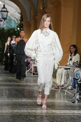 CHANEL Cruise Lago di Como 2025 2026 Runway A model walks the runway at the Chanel Cruise 2025 fashion show at Villa D Este on April 29, 2025 in Como, Italy Photo by Lucia Sabatelli Bestimage Como Italie  Copyright: xLuciaxSabatellix xBestimagexLuciaxSabatellix xBestimagex