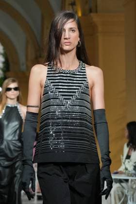 CHANEL Cruise Lago di Como 2025 2026 Runway A model walks the runway at the Chanel Cruise 2025 fashion show at Villa D Este on April 29, 2025 in Como, Italy Photo by Lucia Sabatelli Bestimage Como Italie  Copyright: xLuciaxSabatellix xBestimagexLuciaxSabatellix xBestimagex