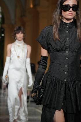 CHANEL Cruise Lago di Como 2025 2026 Runway A model walks the runway at the Chanel Cruise 2025 fashion show at Villa D Este on April 29, 2025 in Como, Italy Photo by Lucia Sabatelli Bestimage Como Italie  Copyright: xLuciaxSabatellix xBestimagexLuciaxSabatellix xBestimagex