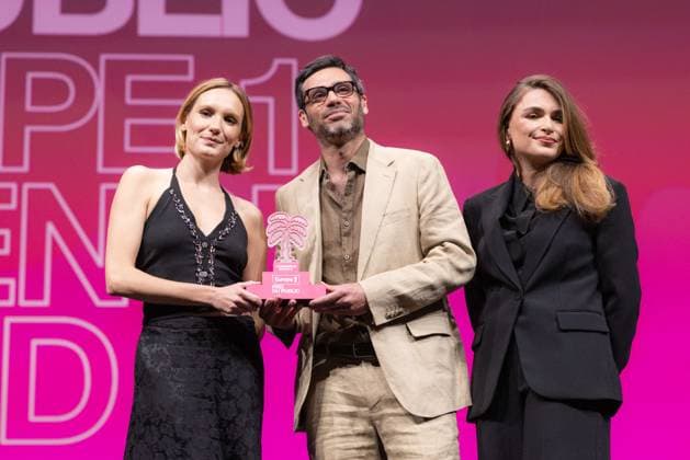 Cannes International Series Festival Canneseries, Preisverleihung Prizes Ceremony of The 8th Canneseries Festival - Cannes Ana Girardot receives the ‘public prize’ for ‘La Fièvre’ during the Prizes ceremony of the 8th Canneseries Festival, in Cannes. Cannes, France on April 29, 2025. Photo by Shootpix ABACAPRESS.COM Cannes Provence-Alpes-Cote d Azur France  Copyright: xShootpix ABACAx
