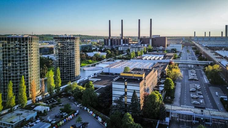 Volkswagen Werk in Wolfsburg bei Sonnenuntergang - Wolfsburg, Deutschland, Europa, Volkswagen Werk, Sonnenuntergang, Industrie, Automobilproduktion, Frühling 2025, Fertigungshallen, VW, Werksgelände, Transformation, Energiepolitik, Elektromobilität, CO2-Neutralität, Fachkräftemangel, deutsche Wirtschaft, DAX-Konzern, VW-Krise, Standortentwicklung, Autoindustrie im Wandel *** Volkswagen plant in Wolfsburg at sunset Wolfsburg, Germany, Europe, Volkswagen plant, sunset, industry, automotive production, spring 2025, production halls, VW, factory premises, transformation, energy policy, electromobility, CO2 neutrality, shortage of skilled workers, German economy, DAX Group, VW crisis, location development, automotive industry in transi Copyright: xJOERANxSTEINSIEKx