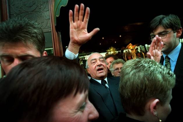 Archivbilder der Woche KW15 Dodi Al Fayed Princess Diana Death Anniversary 1998 Dodi Al Fayed during walkabout near Harrods August 1998 store in London as mourners visit Princess Diana and Dodi Al Fayed shrine Copyright: xTomxPilstonx DMGTCHPDPICT000349573533