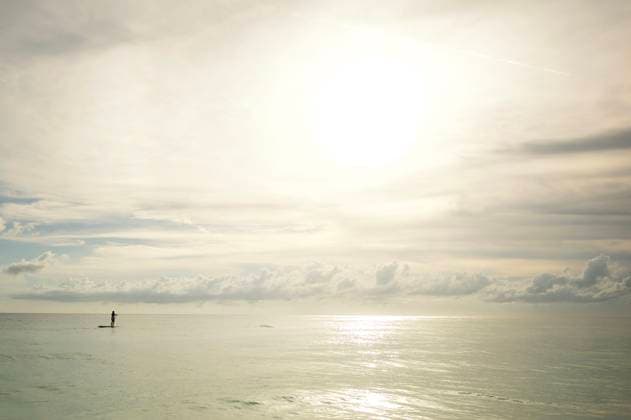 Creative Highlights Symbolfotos Profile teenage girl on paddle board Holmes Beach Gulf of Mexico Anna Maria, Florida, United States CR_JOKU250428A-1708623-01 ,model released, Symbolfoto