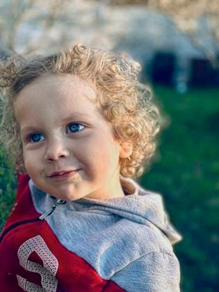 Creative Highlights Symbolfotos blue-eyed, white, curly-haired boy, close-up R_PMDCMQ210428A-732262-01 ,model released, Symbolfoto