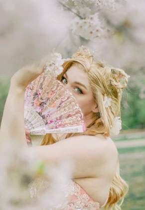 Creative Highlights Symbolfotos Blonde woman touching sakura branch Philadelphia, Pennsylvania, United States R_VDXM250428-1712785-01 ,model released, Symbolfoto