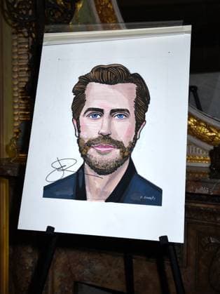 April 29, 2025, New York, New York, United States: Jake Gyllenhaal joins the legendary wall of caricatures at Sardi s in New York. April 29, 2025 New York United States - ZUMAp281 20250429_zea_p281_007 Copyright: xPhotoxImagexPressx