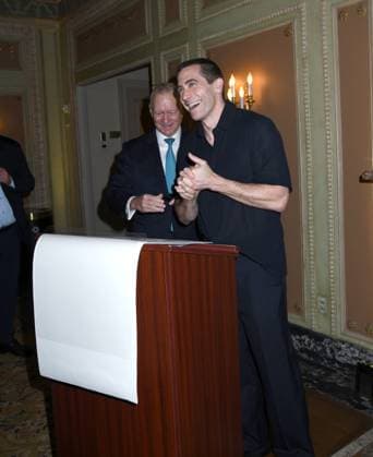 April 29, 2025, New York, New York, United States: Jake Gyllenhaal joins the legendary wall of caricatures at Sardi s in New York. April 29, 2025 New York United States - ZUMAp281 20250429_zea_p281_018 Copyright: xPhotoxImagexPressx