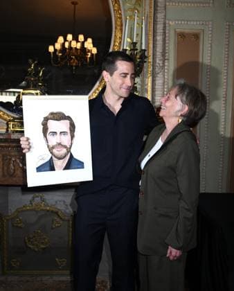 April 29, 2025, New York, New York, United States: Jake Gyllenhaal joins the legendary wall of caricatures at Sardi s in New York. April 29, 2025 New York United States - ZUMAp281 20250429_zea_p281_019 Copyright: xPhotoxImagexPressx