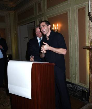 April 29, 2025, New York, New York, United States: Jake Gyllenhaal joins the legendary wall of caricatures at Sardi s in New York. April 29, 2025 New York United States - ZUMAp281 20250429_zea_p281_030 Copyright: xPhotoxImagexPressx