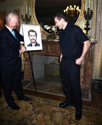 April 29, 2025, New York, New York, United States: Jake Gyllenhaal joins the legendary wall of caricatures at Sardi s in New York. April 29, 2025 New York United States - ZUMAp281 20250429_zea_p281_024 Copyright: xPhotoxImagexPressx