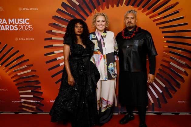 APRA MUSIC AWARDS 2025, NGAIIRE, Zan Rowe and Hau Latukefu pose for a photo during the 2025 APRA Music Awards at Melbourne Town Hall in Melbourne, Wednesday, April 30, 2025. ( NO ARCHIVING MELBOURNE VICTORIA AUSTRALIA  Copyright: xCONxCHRONISx 20250430149402666956