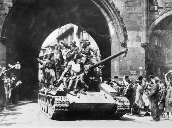 Archivbilder der Woche KW18 ***MAY 9, 1945 FILE PHOTO***Liberation of Prague by the Red Army, Protectorate of Bohemia and Moravia, Czechoslovakia, May 9, 1945. Pictured tanks of Red Army enter Prague streets. (CTKxPhoto CTK) CTKPhotoF201408270670801  CTKPhotoF201408270670801