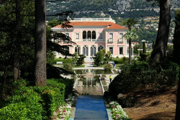 Villa et jardins Ephrussi de Rothschild Sylvestre MAXPPP saint jean cap ferrat France 30 04 2025 villa ephrussi de rotjschild A palace built during the Belle Epoque and its magnificent gardens Located between Nice and Monaco, overlooking the Mediterranean, the Villa Ephrussi de Rothschild is a magnificent palace surrounded by nine themed gardens French garden, Spanish garden, Florentine garden, lapidary garden, Japanese garden, exotic garden, Provencal garden, roseraie Villa et jardins Ephrussi de Rothschild Saint Jean Cap Ferrat France April 30 2025 A villa built during the Belle Epoque and its magnificent gardens Located between Nice and Monaco, overlooking the Mediterranean, the Villa Ephrussi de Rothschild is a magnificent palace surro  Copyright: xMAXPPPxSylvestrex SYL202504306143 SYL202504306143