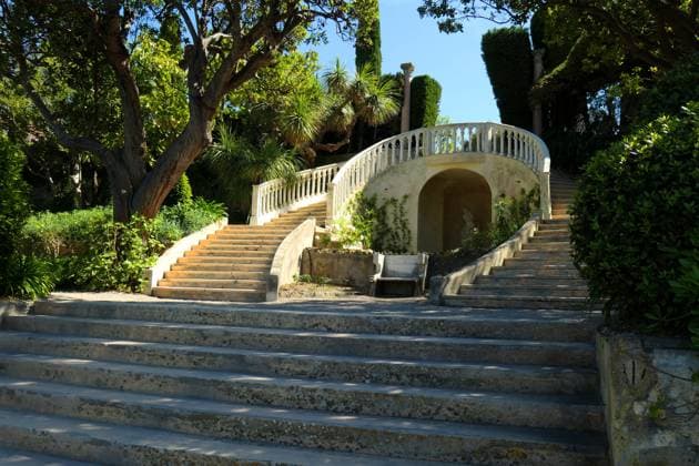 Villa et jardins Ephrussi de Rothschild Sylvestre MAXPPP saint jean cap ferrat France 30 04 2025 villa ephrussi de rothschild, garden A palace built during the Belle Epoque and its magnificent gardens Located between Nice and Monaco, overlooking the Mediterranean, the Villa Ephrussi de Rothschild is a magnificent palace surrounded by nine themed gardens French garden, Spanish garden, Florentine garden, lapidary garden, Japanese garden, exotic garden, Provencal garden, roseraie Villa et jardins Ephrussi de Rothschild Saint Jean Cap Ferrat France April 30 2025 A villa built during the Belle Epoque and its magnificent gardens Located between Nice and Monaco, overlooking the Mediterranean, the Villa Ephrussi de Rothschild is a magnificent pala  Copyright: xMAXPPPxSylvestrex SYL202504306160 SYL202504306160