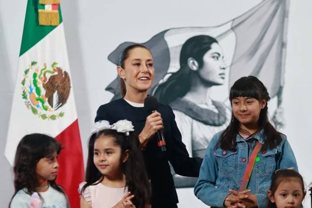 MexicoÃ¢â‚¬â ¢s President Claudia Sheinbaum Pardo, accompanied by children speaks during a briefing conference where she gives a message to Mexican children in the context of the celebration of Children s Day at National Palace. on April 30, 2025 in Mexico City, Mexico. Mexico City Mexico - ZUMAe321 20250430_zia_e321_015 Copyright: xCarlosxSantiagox