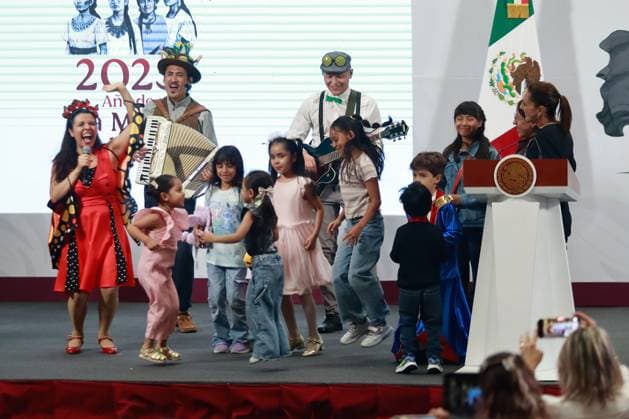 MexicoÃ¢â‚¬â ¢s President Claudia Sheinbaum Pardo, accompanied by children speaks during a briefing conference where she gives a message to Mexican children in the context of the celebration of Children s Day at National Palace. on April 30, 2025 in Mexico City, Mexico. Mexico City Mexico - ZUMAe321 20250430_zia_e321_018 Copyright: xCarlosxSantiagox