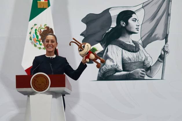 MexicoÃ¢â‚¬â ¢s President Claudia Sheinbaum Pardo, holds a Cri-Cri plush during a briefing conference where she gives a message to Mexican children in the context of the celebration of Children s Day at National Palace. on April 30, 2025 in Mexico City, Mexico. Mexico City Mexico - ZUMAe321 20250430_zia_e321_020 Copyright: xCarlosxSantiagox