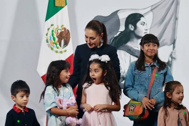 MexicoÃ¢â‚¬â ¢s President Claudia Sheinbaum Pardo, accompanied by children speaks during a briefing conference where she gives a message to Mexican children in the context of the celebration of Children s Day at National Palace. on April 30, 2025 in Mexico City, Mexico. Mexico City Mexico - ZUMAe321 20250430_zia_e321_021 Copyright: xCarlosxSantiagox