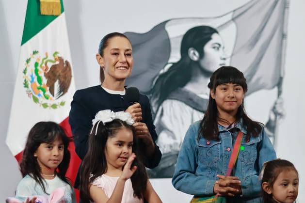 News Bilder des Tages MexicoÃ¢â‚¬â ¢s President Claudia Sheinbaum Pardo, accompanied by children speaks during a briefing conference where she gives a message to Mexican children in the context of the celebration of Children s Day at National Palace. on April 30, 2025 in Mexico City, Mexico. Mexico City Mexico - ZUMAe321 20250430_zia_e321_025 Copyright: xCarlosxSantiagox