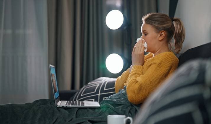 IMAGO Creative, Gesellschaft, Leisure Sickness Kranke Frau sieht sich zu Hause einen Film an. Sick woman watching movie at home. (License=RF) ,model released, Symbolfoto Copyright: xZoonar.com DmitrixMarutax 23318256 ,model released, Symbolfoto ,property released