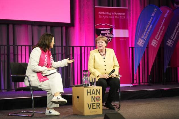 Bilder des Jahres 2025, News 05 Mai News Themen der Woche KW18 News Bilder des Tages Bibelarbeit mit Angela Merkel am Donnerstag (01.05.2025) auf dem 39. Deutschen Evangelischen Kirchentag in Hannover. (Foto v.l.: Anja Siegesmund, Praesidentin Deutscher Evangelischer Kirchentag, und Angela Merkel) Unter dem Leitwort mutig - stark - beherzt sind bis Sonntag rund 1.500 Veranstaltungen zu Glaubensfragen und gesellschaftlichen Themen wie Frieden, Klimaschutz und Rechtsextremismus geplant. Die Veranstalter rechnen mit rund 100.000 Besuchern. (Siehe epd-Meldung vom 01.05.2025) EDITORIAL USE ONLY *** Bible study with Angela Merkel on Thursday 01 05 2025 at the 39th German Protestant Church Congress in Hanover Photo from left Anja Siegesmund, President of the German Protestant Church Congress, and Angela Merkel Around 1,500 event Copyright: epd-bild TimxWegner epd-Kirchentag32-kopieren