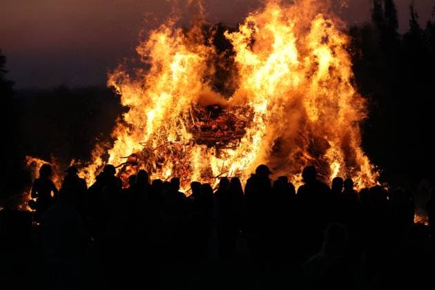Hexenfeuer 30.04.2025, Chemnitz OT Euba, Hexenfeuer, auch dieses Jahr Feierten wieder Hunderte Besucher das Hexenfeuer in Euba. Neben dem Feuer sorgte ein DJ für musikalische Untermalung und das leibliche Wohl kam natürlich auch nicht zu kurz. Chemnitz Sachsen Deutschland *** Hexenfeuer 30 04 2025, Chemnitz OT Euba, Hexenfeuer, again this year hundreds of visitors celebrated the witches fire in Euba In addition to the fire, a DJ provided background music and the physical well-being was of course not neglected Chemnitz Saxony Germany