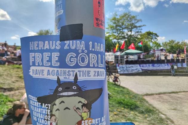 Berlin, Deutschland, 01.05.2025: Kreuzberg: Rave against the Zaun : Eine Stunde nach offiziellem Veranstaltungsbeginn sitzen Teilnehmer herum und hören Redebeiträgen und der Musik zu. *** Berlin, Germany, 01 05 2025 Kreuzberg Rave against the fence An hour after the official start of the event, participants sit around and listen to speeches and music Copyright: xdtsxNachrichtenagenturx dts_65281