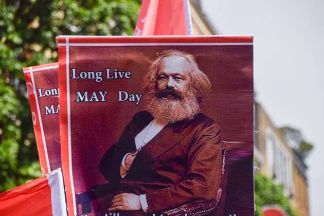 News Bilder des Tages May 1, 2025, London, England, United Kingdom: A protester holds a picture of Karl Marx as the May Day march passes through Clerkenwell, celebrating International Workers Day. London United Kingdom - ZUMAv130 20250501_zip_v130_032 Copyright: xVukxValcicx