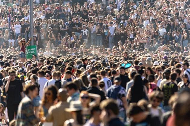 Rave against the Zaun : Tausende feiern in und um den Görlitzer, Der 1. Mai in Kreuzberg rund um den Görlitzer Park und in der Parkanlage selber stand im Zeichen von Feier und Protest. Laut ersten Polizei Schätzungen kamen mehr als 5000 Menschen zusammen, um zu picknicken, die Sonne zu genießen und sich gegen die geplanten Einzäunungen des Parks zu stellen. Unter dem Motto Rave against the Zaun wurde lautstark gegen die Senatspläne demonstriert. Berlin Berlin Deutschland *** Rave against the fence Thousands celebrate in and around Görlitzer Park The 1st of May in Kreuzberg around Görlitzer Park and in the park itself was characterized by celebration and protest According to initial police estimates, more than 5000 people came toget