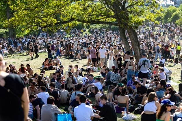 Rave against the Zaun : Tausende feiern in und um den Görlitzer, Der 1. Mai in Kreuzberg rund um den Görlitzer Park und in der Parkanlage selber stand im Zeichen von Feier und Protest. Laut ersten Polizei Schätzungen kamen mehr als 5000 Menschen zusammen, um zu picknicken, die Sonne zu genießen und sich gegen die geplanten Einzäunungen des Parks zu stellen. Unter dem Motto Rave against the Zaun wurde lautstark gegen die Senatspläne demonstriert. Berlin Berlin Deutschland *** Rave against the fence Thousands celebrate in and around Görlitzer Park The 1st of May in Kreuzberg around Görlitzer Park and in the park itself was characterized by celebration and protest According to initial police estimates, more than 5000 people came toget