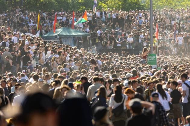 Rave against the Zaun : Tausende feiern in und um den Görlitzer, Der 1. Mai in Kreuzberg rund um den Görlitzer Park und in der Parkanlage selber stand im Zeichen von Feier und Protest. Laut ersten Polizei Schätzungen kamen mehr als 5000 Menschen zusammen, um zu picknicken, die Sonne zu genießen und sich gegen die geplanten Einzäunungen des Parks zu stellen. Unter dem Motto Rave against the Zaun wurde lautstark gegen die Senatspläne demonstriert. Berlin Berlin Deutschland *** Rave against the fence Thousands celebrate in and around Görlitzer Park The 1st of May in Kreuzberg around Görlitzer Park and in the park itself was characterized by celebration and protest According to initial police estimates, more than 5000 people came toget