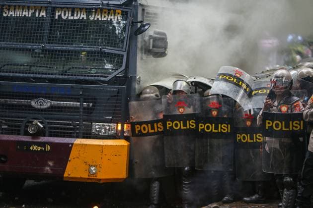 News Themen der Woche KW18 News Bilder des Tages Labor Day Protest In Bandung Ends In Riot Police take cover behind shields after a peaceful Labor Day rally turns into a riot on Dipatiukur Street in Bandung City, West Java, Indonesia, on May 1, 2025. Bandung West Java Indonesia  Copyright: xClaudioxPramanax originalFilename: pramana-maydayde250501_npZfW.jpg