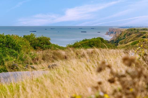 Relikte des künstlichen Hafens Port artificiel d Arromanches (Schwarze Betonblöcke im Meer) der Alliierten vor Arromanches-les-Bains an der Côte de Nacre (Cote de Nacre, Perlmuttküste, Landungsstrände) im Département Calvados in der Region Normandie in Frankreich *** Relics of artificial Port Port artificiel D Arromanches Black Concrete blocks at Sea the Allies before Arromanches Les Bains to the Côte de nacre Cote de Nacre, Mother-of-pearl coast, Landing beaches at Department Calvados in the Region Normandy in France