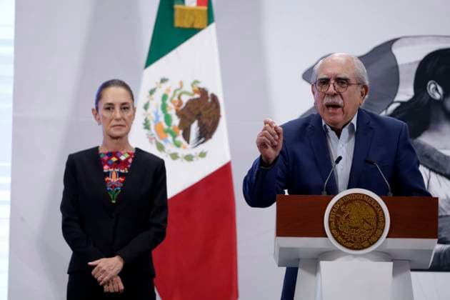 MexicoÃ¢â‚¬â ¢s President Claudia Sheinbaum Pardo,is seen behind while The head of the Financial Intelligence Unit, Pablo Gomez Alvarez speaks during a briefing conference about Banking Fund for Savings Protection (Fobaproa) at National Palace. on March 1, 2025 in Mexico City, Mexico. Mexico City Mexico - ZUMAe321 20250501_zia_e321_012 Copyright: xLuisxBarronx