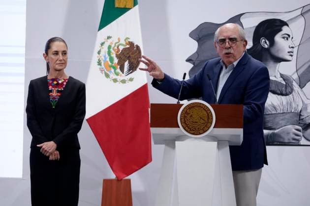 MexicoÃ¢â‚¬â ¢s President Claudia Sheinbaum Pardo,is seen behind while The head of the Financial Intelligence Unit, Pablo Gomez Alvarez speaks during a briefing conference about Banking Fund for Savings Protection (Fobaproa) at National Palace. on March 1, 2025 in Mexico City, Mexico. Mexico City Mexico - ZUMAe321 20250501_zia_e321_018 Copyright: xLuisxBarronx
