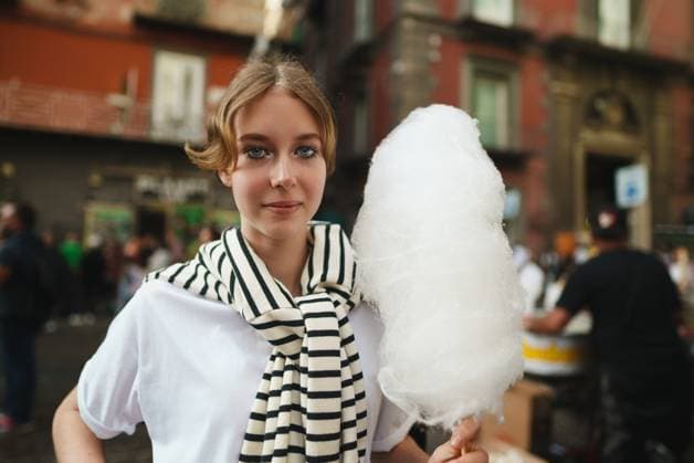 Creative Highlights Symbolfotos Teenager-Mädchen mit Zuckerwatte auf der Straße. Teen girl with cotton candy on the street. (License=RF) ,model released, Symbolfoto Copyright: xZoonar.com MarutaxDmitrix 23327445 ,model released, Symbolfoto ,property released