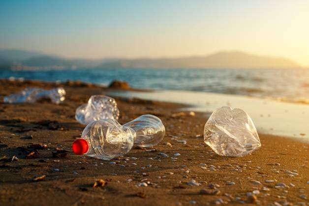Plastikflaschen am Sandstrand. Umweltverschmutzung. Plastic bottles on the sandy beach. Environmental pollution. (License=RF) Copyright: xZoonar.com MarutaxDmitrix 23327712