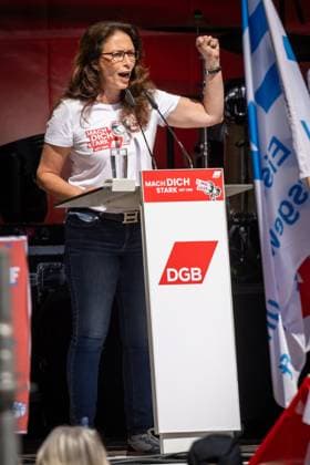 Yasmin Fahimi Bundesvorsitzende des Deutschen Gewerkschaftsbund DGB spricht am 01.05.2025 auf der Maidemonstration in Chemnitz. Chemnitz Sachsen Deutschland *** Yasmin Fahimi Federal Chairwoman of the German Trade Union Confederation DGB speaks on 01 05 2025 at the May Day demonstration in Chemnitz Chemnitz Saxony Germany