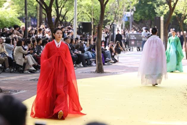 Hanbok fashion show in Seoul Hanbok fashion show in Seoul Models showcase a contemporary twist on hanbok, traditional Korean clothing, in downtown Seoul on May 2, 2025. (Yonhap) 2025-05-02 21:45:36 < 1980-2025 YONHAPNEWS AGENCY. .> ¼­¿ïÆ¯º°½Ã EDITORIAL USE ONLY  Copyright: xx PYH2025050217800031500 YonhapxNewsx yonphotos240758