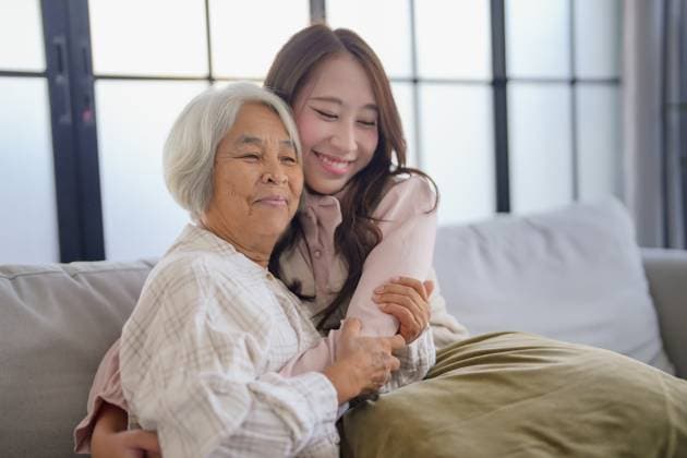 IMAGO Creative, Diversity, Mütter Porträt der Großmutter mit Enkelin Familie Freizeit sitzt auf Couch zu Hause portrait of grandmother with granddaughter family leisure sits on couch at home. (License=RF) ,model released, Symbolfoto Copyright: xZoonar.com SirijitxJongcharoenkulchaix 23333195 ,model released, Symbolfoto ,property released